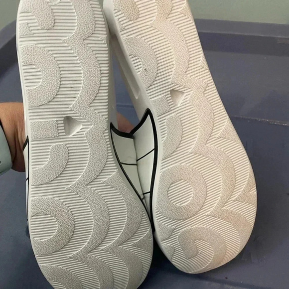 GOATS women’s size 8 The Slide white/Black Logo Slide Sandals - Picture 6 of 7